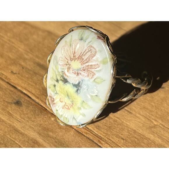Vintage Women's Oval Floral Flower Ring. Braded Band. hand painted stone?? - Picture 7 of 9